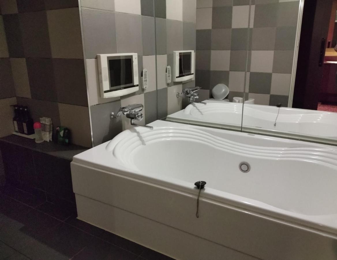 ホテル ベニ ウエスト 大人専用 Osaka Exteriör bild